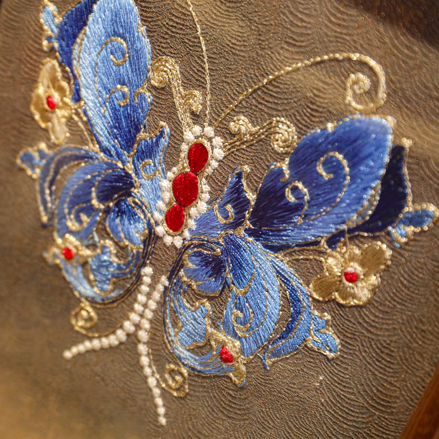 This embroidery design shows us with blue and shining butterfly, is a beautiful desk decoration which made of various color silk threads.