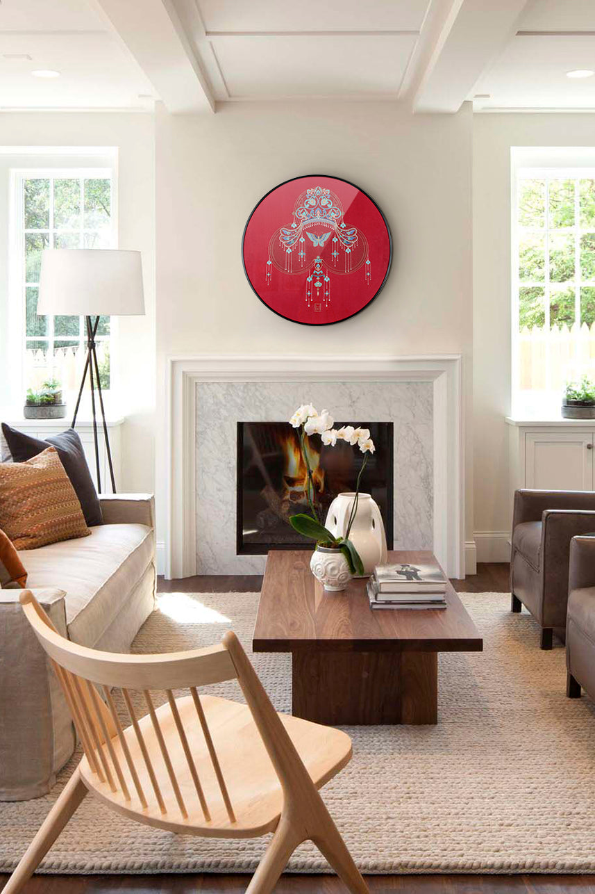 In the modern living room, the fireplace is decorated with Oriental embroidery art, which is elegant with orchids on the table top.