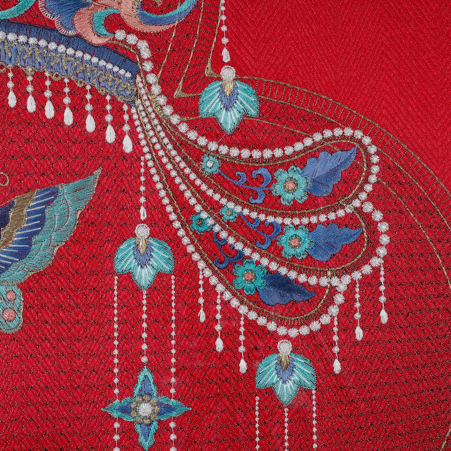 The details of framed embroidery wall art about Oriental art Phoenix Crown's temple ornaments.