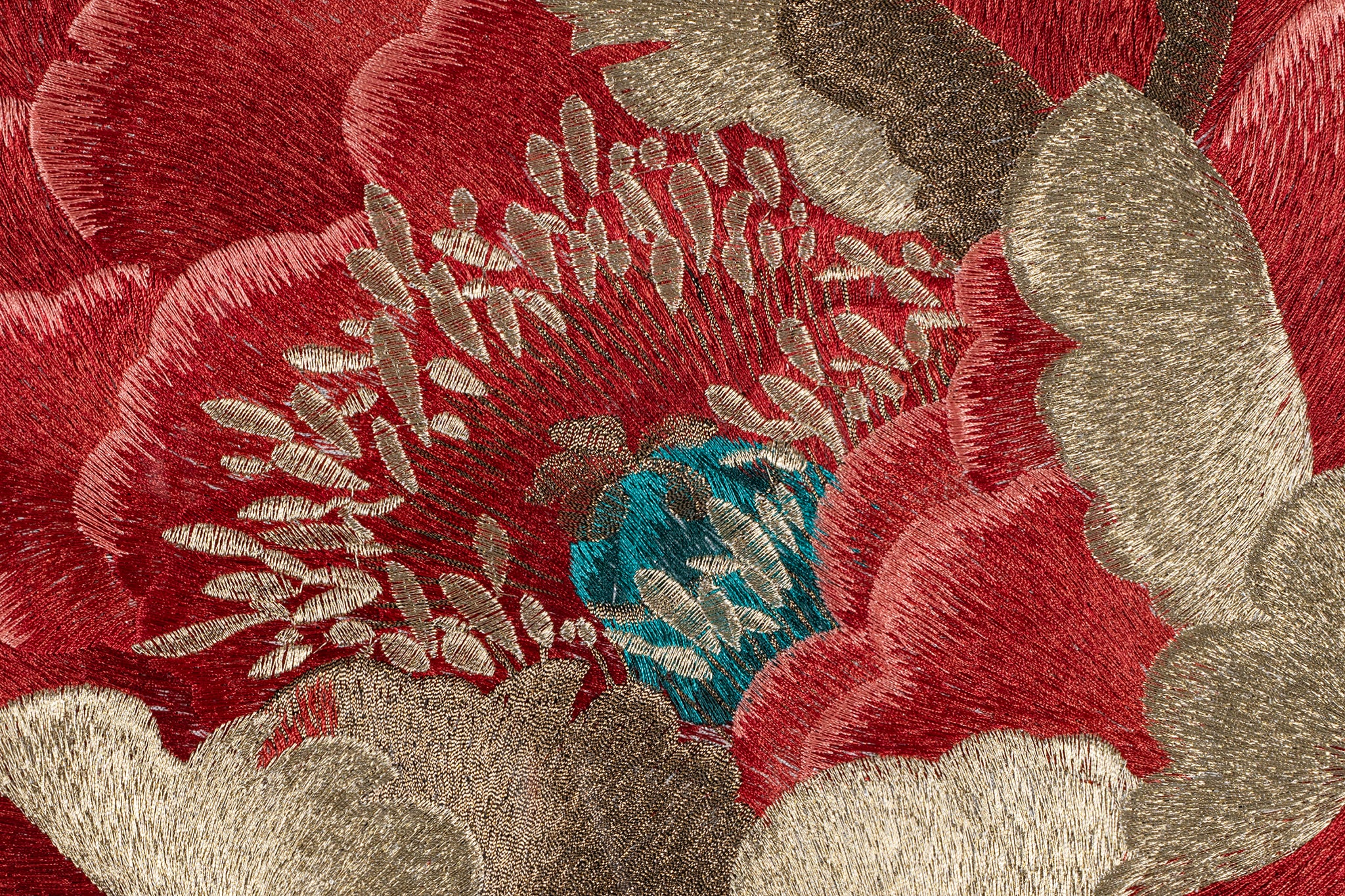 The bright red peony core on the imperial fan embroidery art, the flower core is shown in gold and fluorescent green.