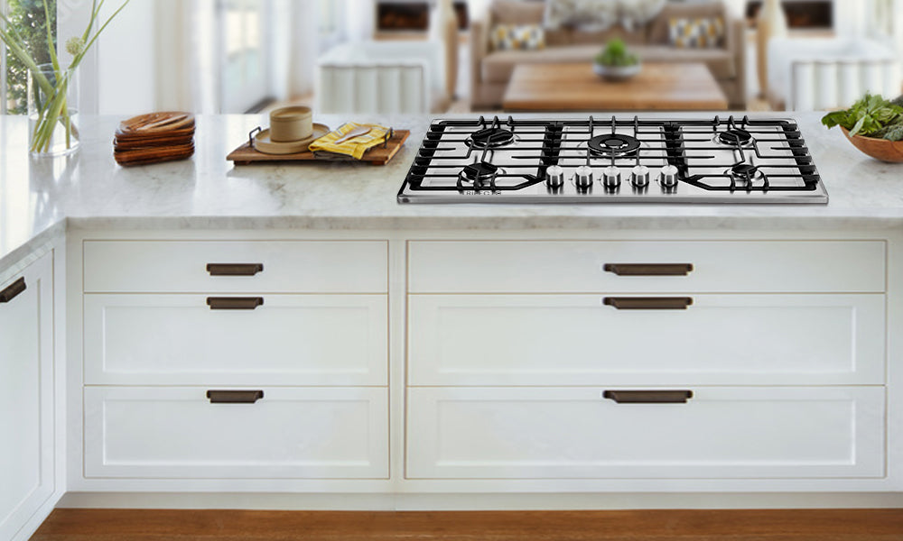 A contemporary classic kitchen renovation remodeling featuring a gas stove range and white granite countertop.