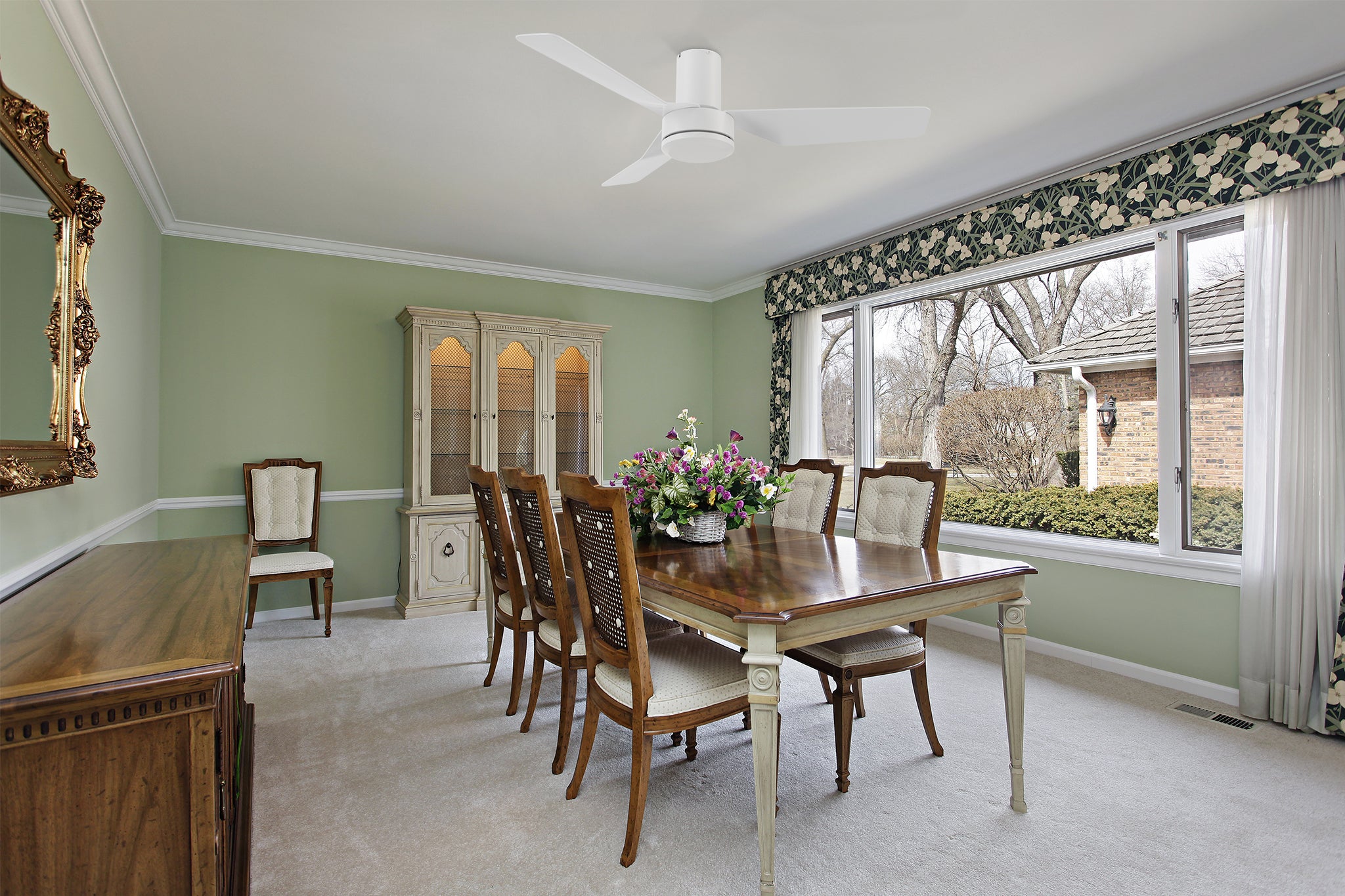 44-inch white ceiling fan matches with dark classical medieval wooden furniture, wall mirrors inlaid with gold borders, beige display cases, and floral curtains, make the interior more classical and elegant.