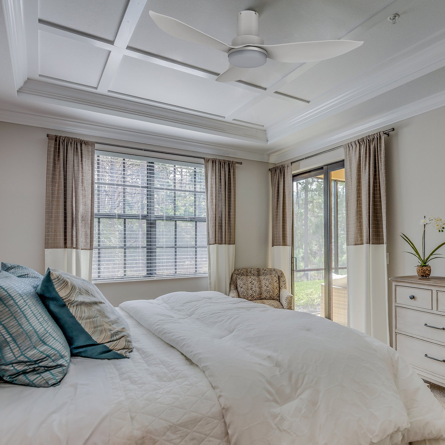 Designed to cool and light even the smallest of spaces, the Smafan Prescott 36” smart ceiling fan is created with revolutionary motor and lighting technology for a remarkable performance. The Prescott features a crisp and white finish with elegant blades and modern accents to perfectly complement the décor of your preference.