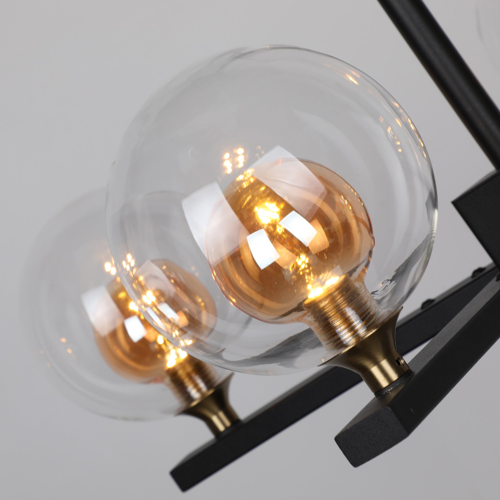 Smafan Ravenna Amber Glass Shade LED Pendnat Light shows with gentle illumination,offers an updated contemporary décor.This masterful light fixture come with four amber glass shades that will add a sparking beautiful light to your home.It shows the art of the light and the definition of beauty.Smooth modeling design gives a comfortable appearance of beauty.