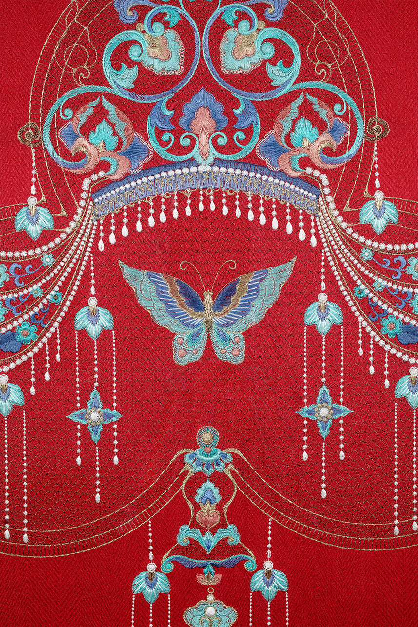 An embroidery painting of a phoenix coronet.