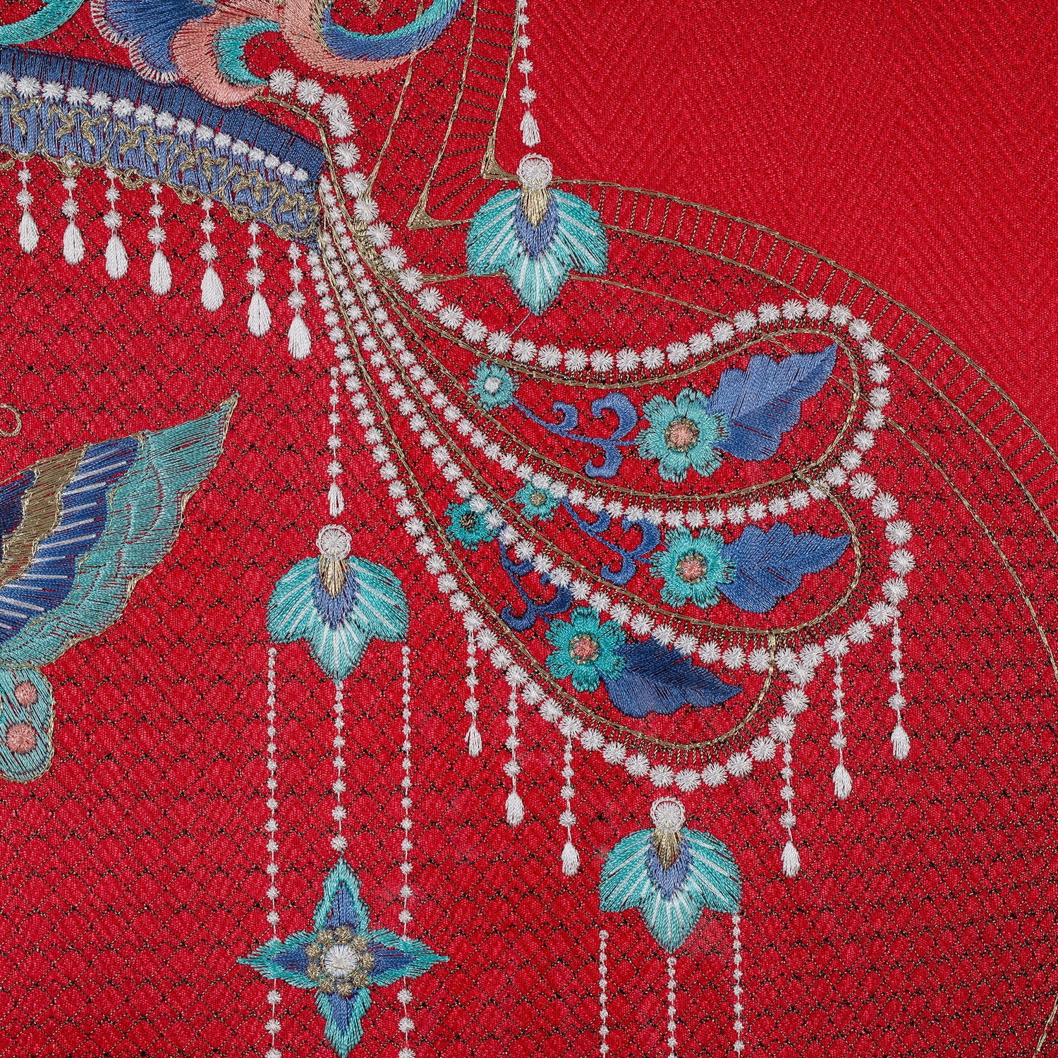 The details of framed embroidery wall art about Oriental art Phoenix Crown's temple ornaments.