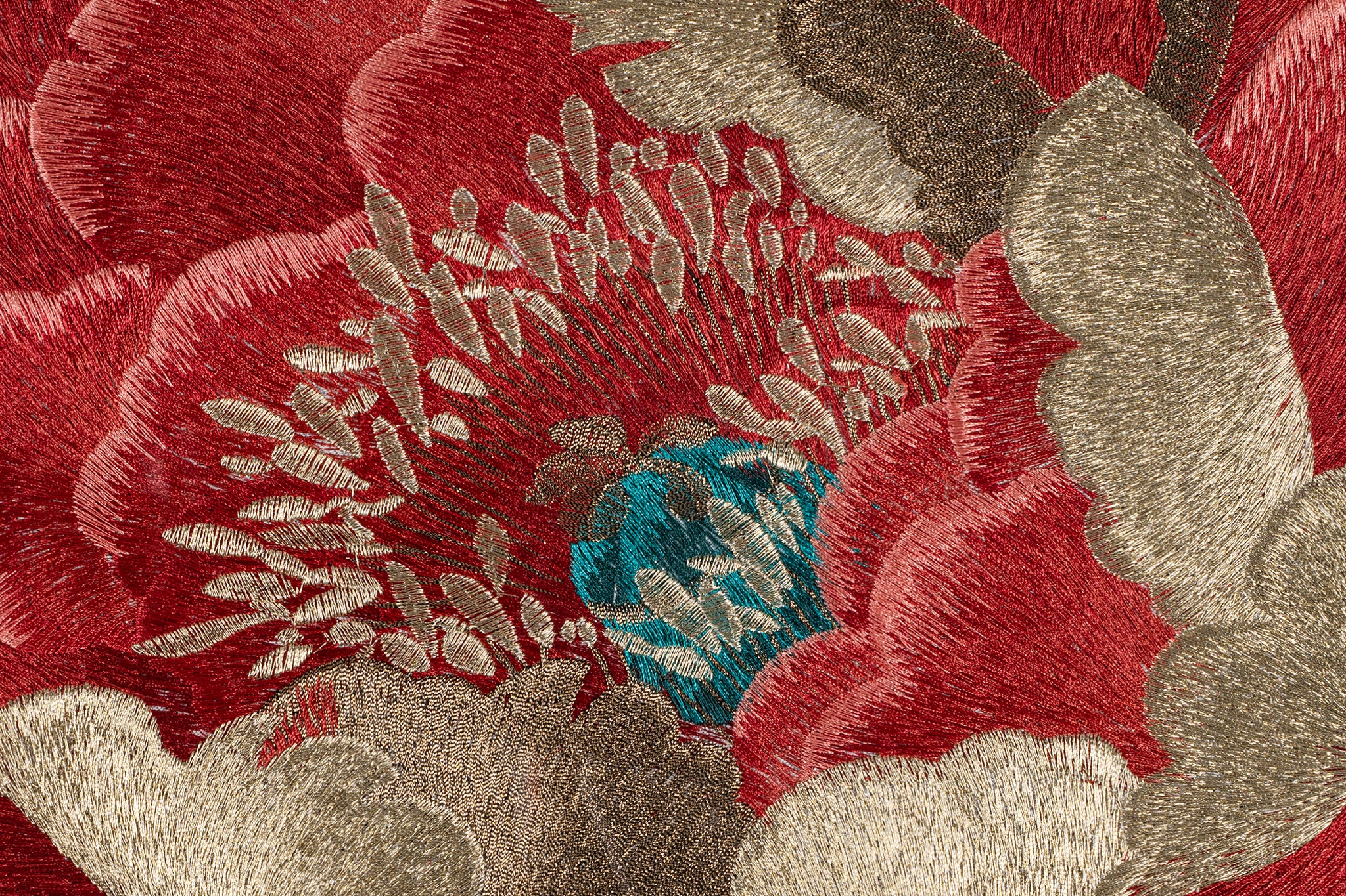 The bright red peony core on the imperial fan embroidery art, the flower core is shown in gold and fluorescent green.