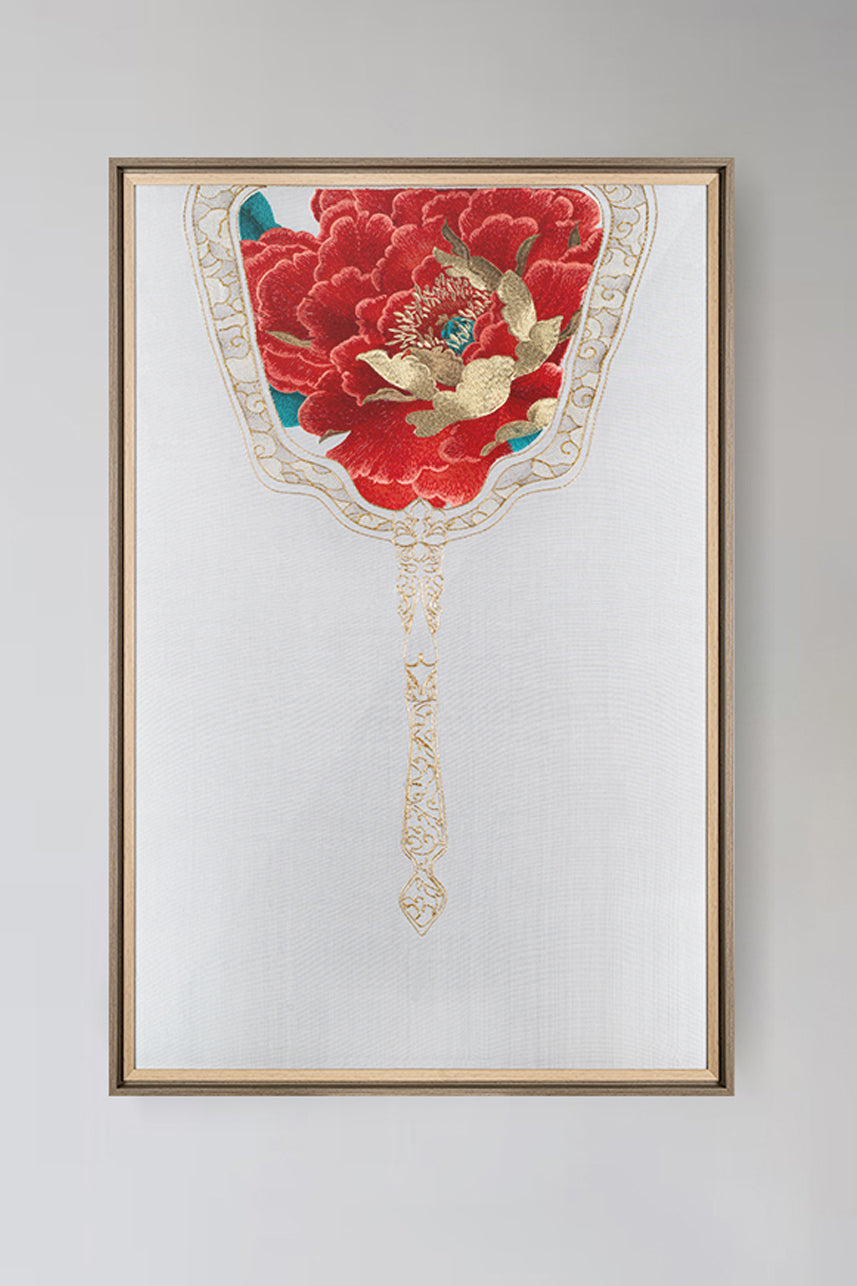 As a wall art, this work of art is embroidered with a royal fan, and the royal fan is embroidered with red peony flowers symbolizing nobility.