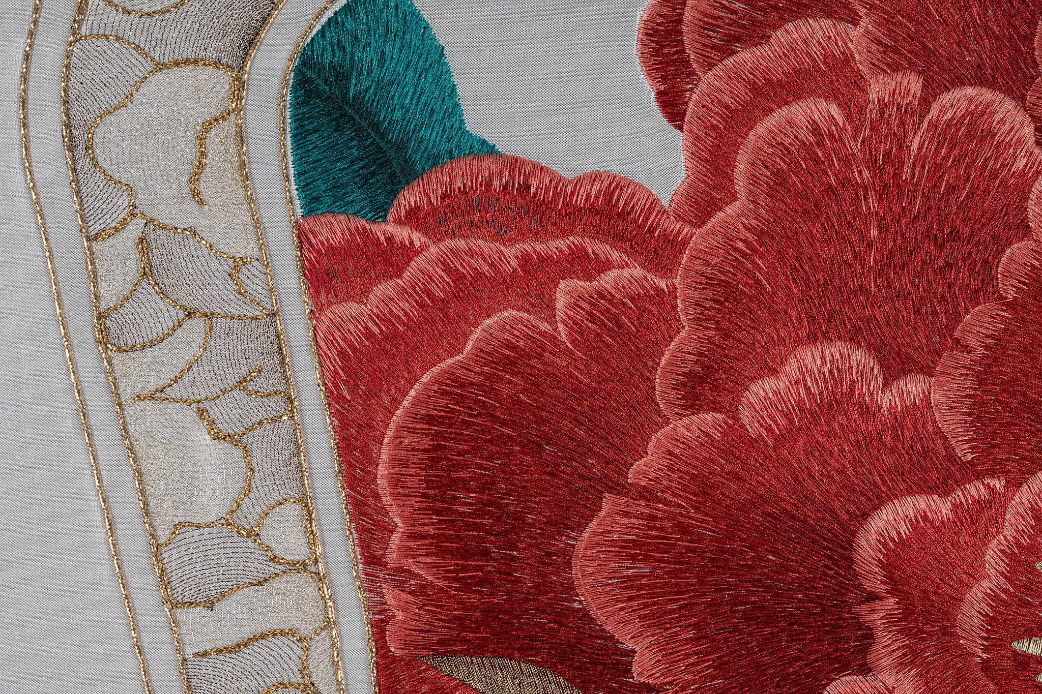 An embroidered work of art about a fan embroidered with peony flower patterns, with bright red thread and highlighted white silk embroidered thread embroidered with the nobility of the peony.
