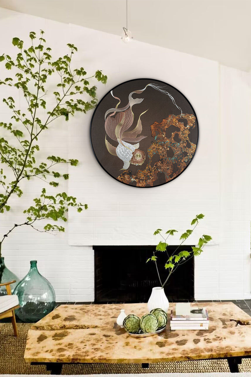 In a living room full of spring, green plants are lush, and traditional koi embroidery art hangs on the fireplace wall, making the entire decoration feel very natural and comfortable.