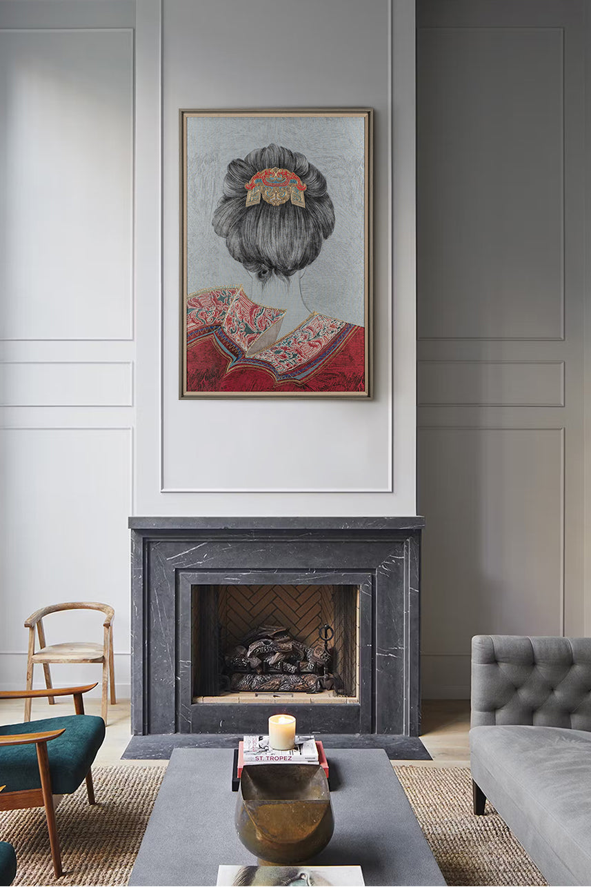 An embroidered artwork with ethnic female figures is hung on the wall above the fireplace in the living room, which combines the modern sense of the whole living room with traditional art, and has a very artistic atmosphere.