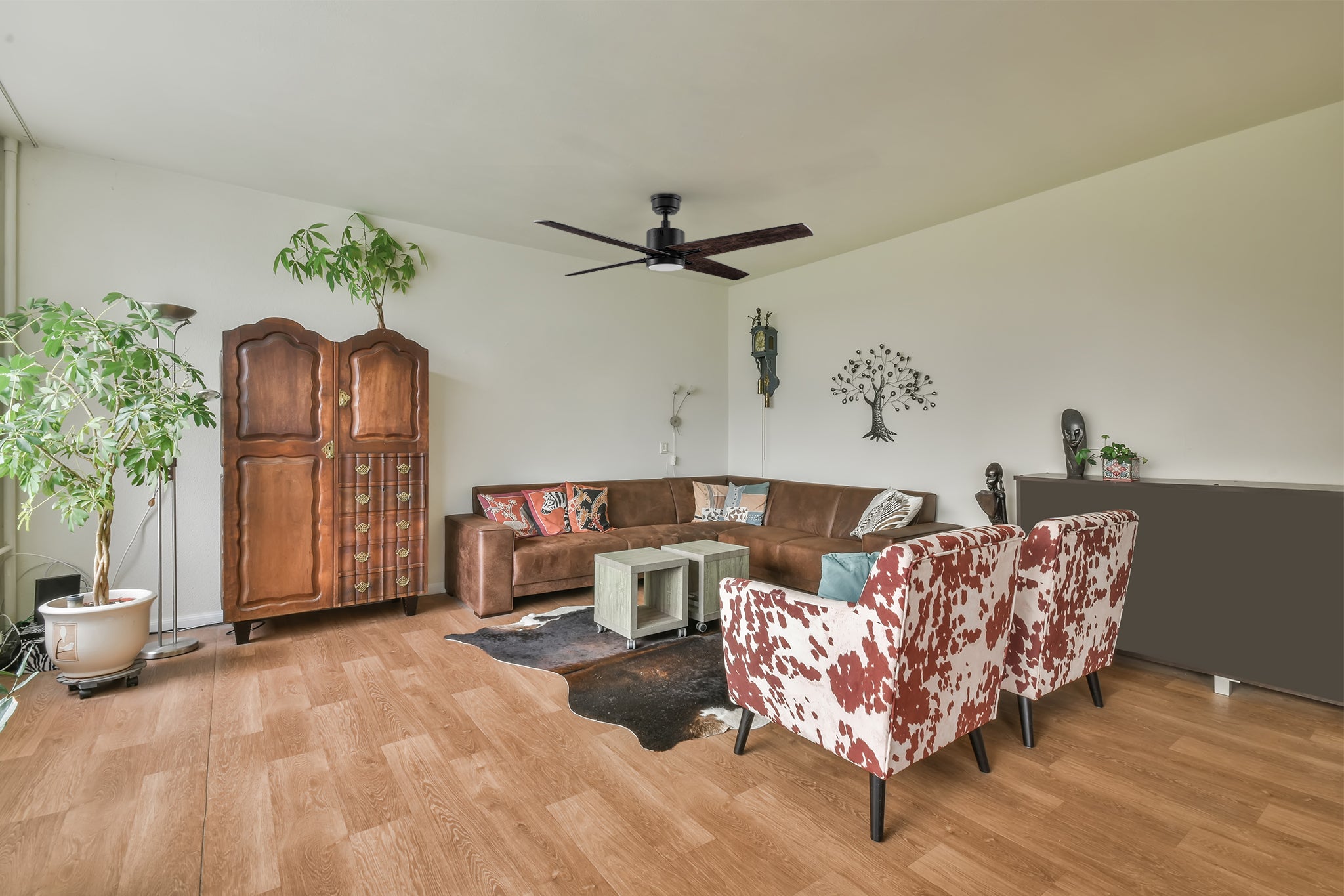 Carro Smafan Skye 52-inch black ceiling fan with LED light, installed in a traditional-style living room. Features a quiet and reversible DC motor, smart Wi-Fi control, and remote operation for year-round comfort.