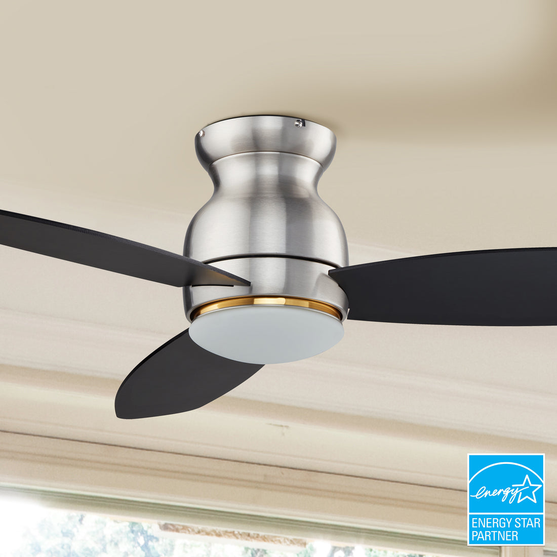 Smafan 52 inch Trendsetter smart ceiling fan designed with silver and black finish, elegant Plywood blades and integrated 4000K LED daylight. 