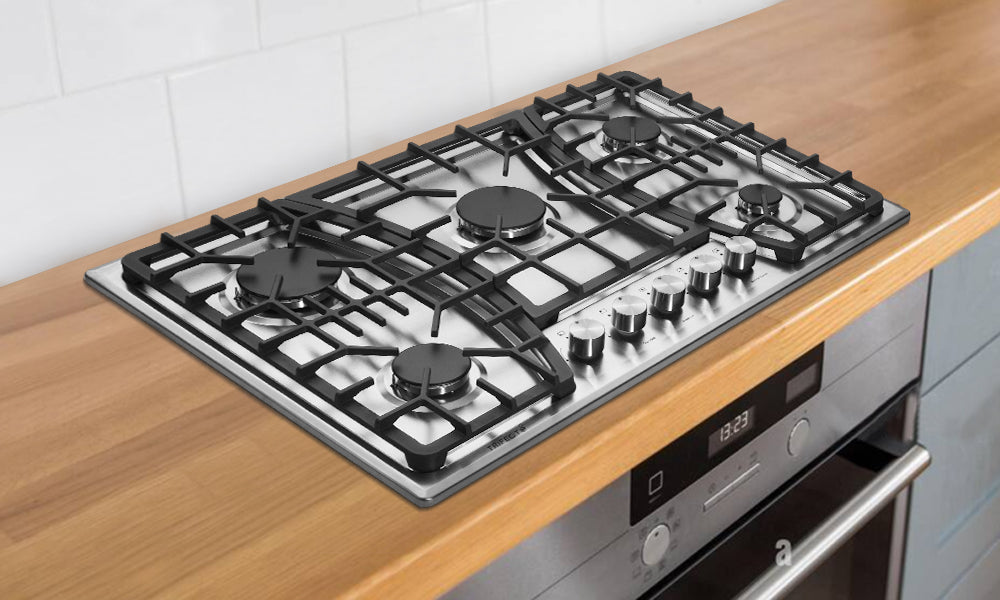 The modern and grained kitchen countertop was equipped with a gas cooktop with good performance