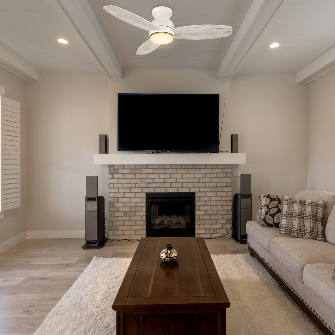 Create the home environment of your dreams with the versatile and powerful Arran 48 inches modern ceiling fan with lights! On the inside, The remote control ceiling fan features advanced motor and lighting technology for energy efficiency and precise control. 
