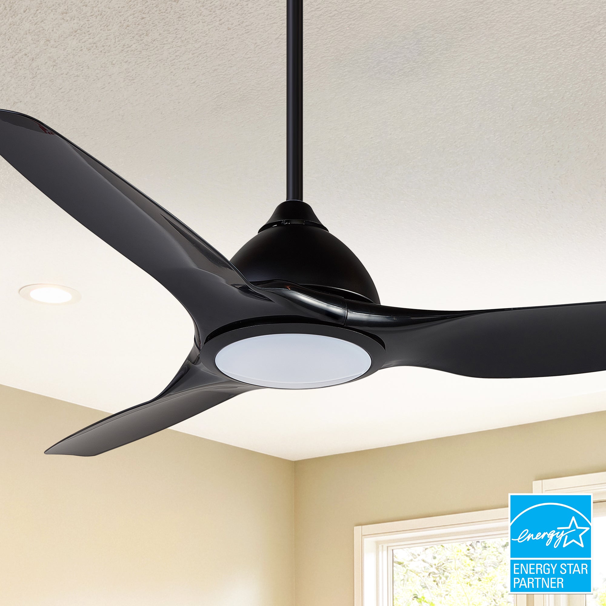 Smafan Cresta 52&#39;&#39; smart ceiling fan designs with Black finish, use ABS blades and has an integrated 4000K LED daylight. 